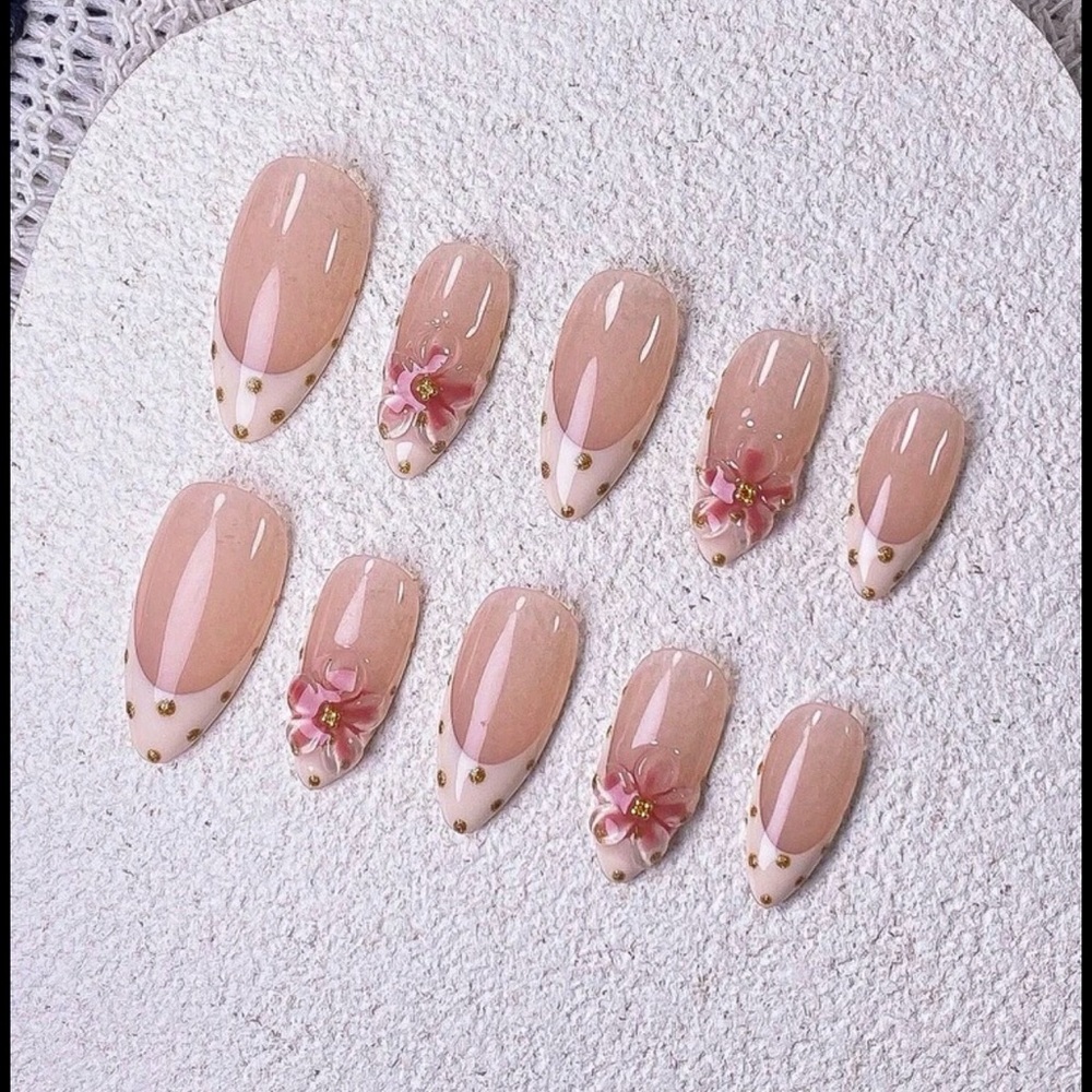 Cute press-ons dropping soon 
Affordable press-on nails + free cleaning nail kit
